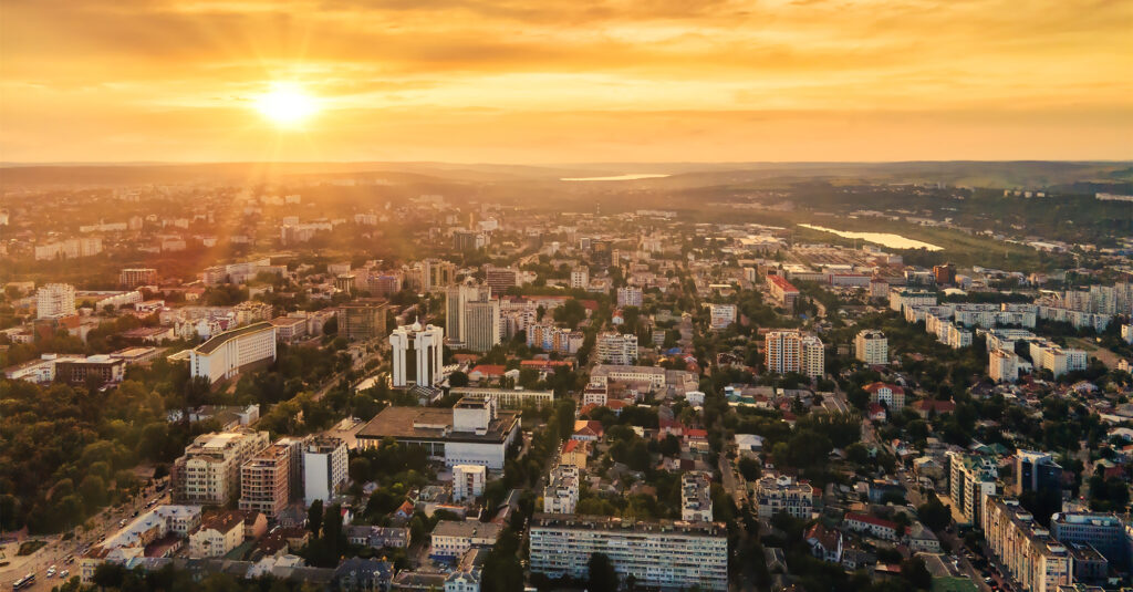 Instalação de painéis solares em telhado comercial realizada por empresa de energia solar aem Campinas