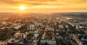 Instalação de painéis solares em telhado comercial realizada por empresa de energia solar aem Campinas