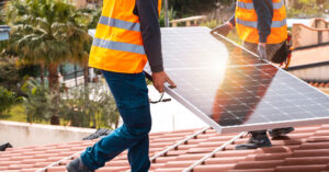 Empresário comemorando a aprovação do financiamento para energia solar em Campinas com a AG Power.