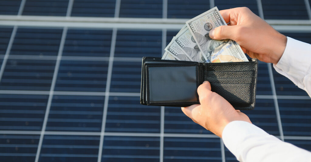 Cliente analisando no computador as melhores opções de financiamento para energia solar.