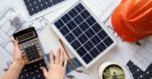 Ilustração explicativa de um sistema de energia solar fotovoltaica instalado em um telhado em Campinas.